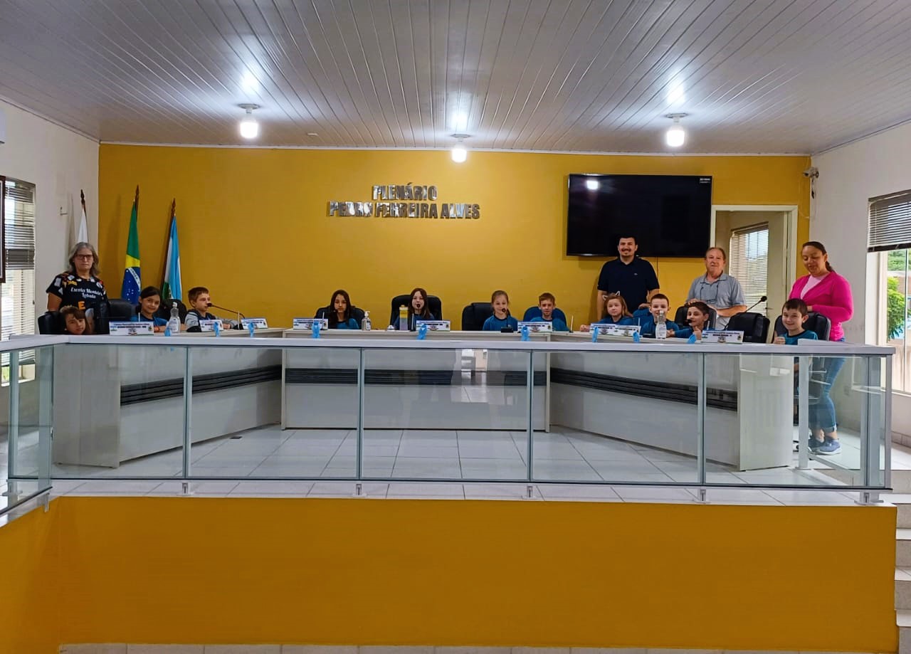 Alunos do colégio municipal Monteiro Lobato visitam a câmara.