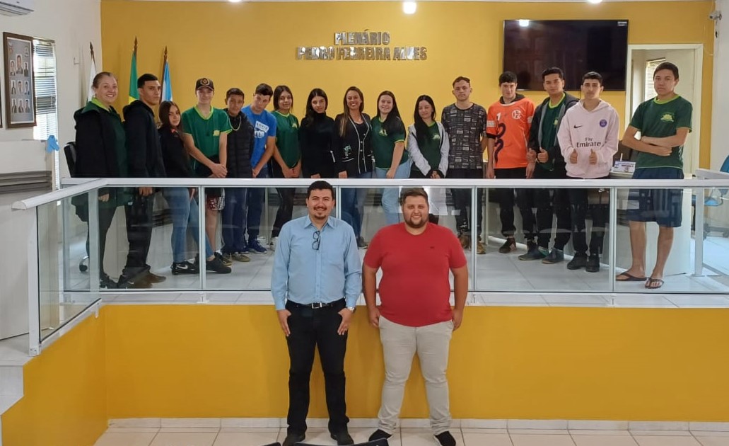 Alunos do ensino médio do Colégio Estadual do Campo Professora Ernestina W. da Silva visitam a Câmara